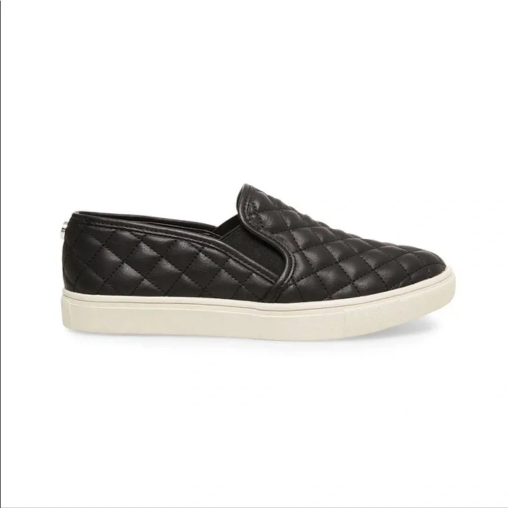 BLACK LEATHER SLIP ON SHOES   7 1/2  7.5B QUILTED  SOFT SOLES  STEVE MADDEN - Picture 4 of 5